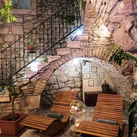 فيلة Stone House Hedonia *