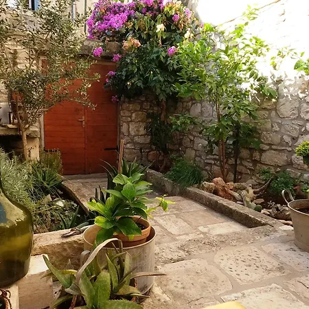 فيلة Stone House Hedonia *